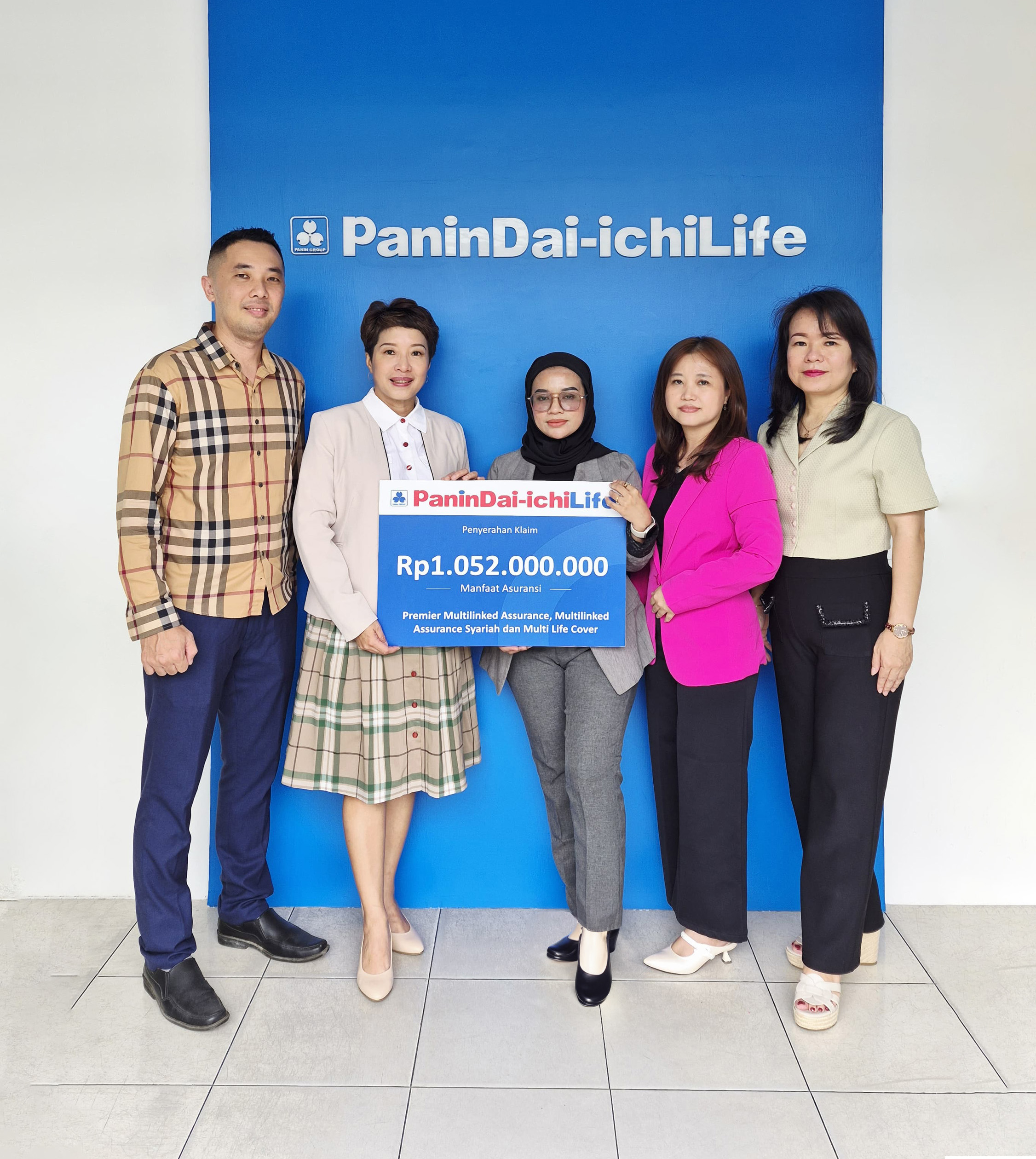 Penyerahan simbolis pembayaran klaim Rp1,052 miliar oleh Panin Dai-ichi Life kepada ahli waris di salah satu Kantor Pemasaran Panin Dai-ichi Life di Medan.